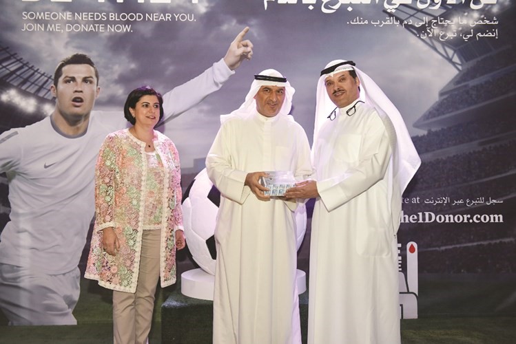 د جمال الحربي مكرما احد المتبرعين 