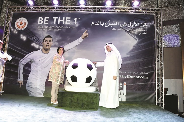 د جمال الحربي ودريم الرضوان خلال كشف النقاب عن حملة كن الاول في التبرع بالدم ريليش كومار
