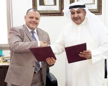 احمد الموسى وانس ميرزا خلال توقيع العقد