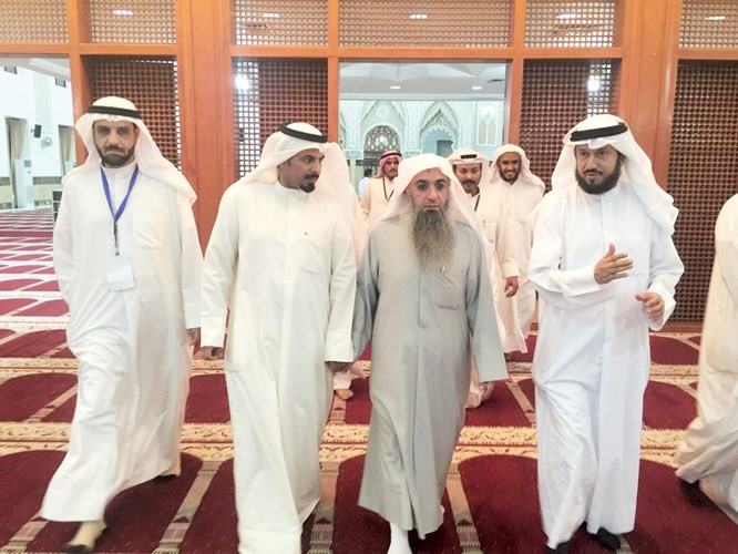 وليد الشعيب خلال زيارته لمركز ضاحية جابر العلي الرمضاني ﻿