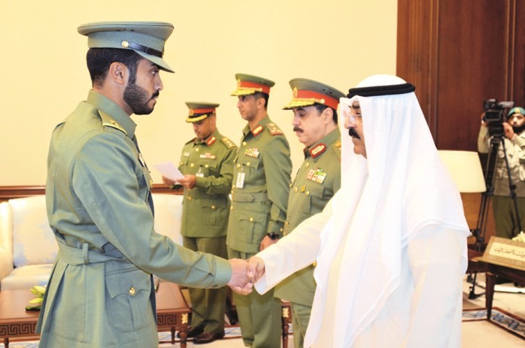 الشيخ مشعل الاحمد مهنئا احد الضباط الجدد﻿