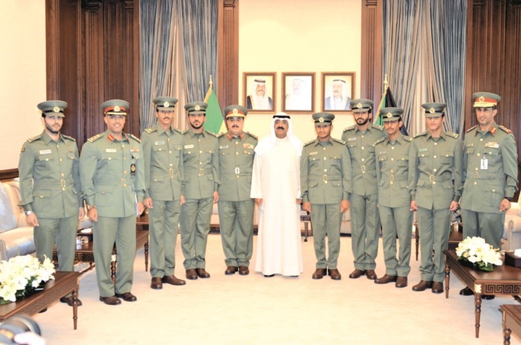 الشيخ مشعل الاحمد مع عدد من الضباط الجدد﻿