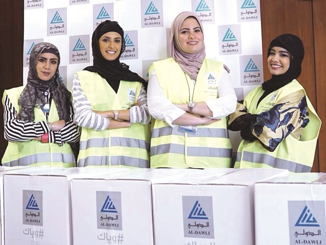 فريق الموظفات المتطوعات امام صناديق المؤونة الرمضانية﻿