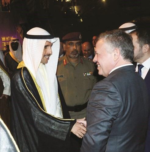 صاحب الجلالة الهاشمية الملك عبدالله الثاني مصافحا مرزوق الغانم ﻿