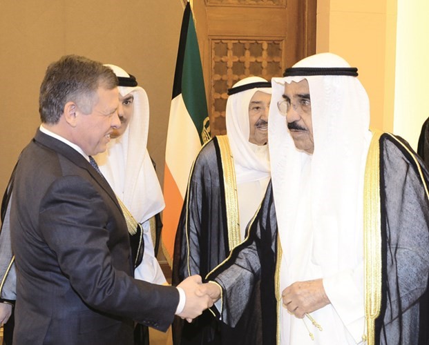 صاحب الجلالة الهاشمية الملك عبدالله الثاني مصافحا الشيخ فيصل السعود﻿