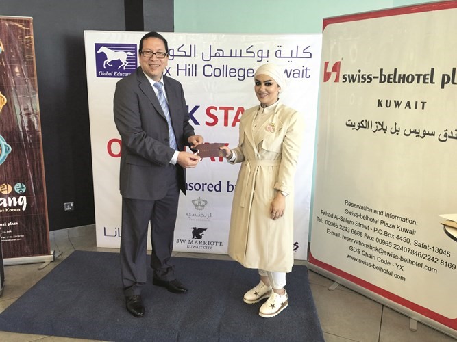 تكريم لمنتسبة بكلية بوكسهل
