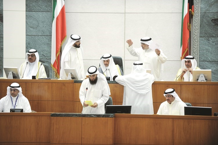 رئيس مجلس الامة مرزوق الغانم ونائبه مبارك الخرينج وامين السر معادل الخرافي وعدنان عبدالصمد ود علي العمير على المنصة وتبدو الامانة العامة هاني الشمري