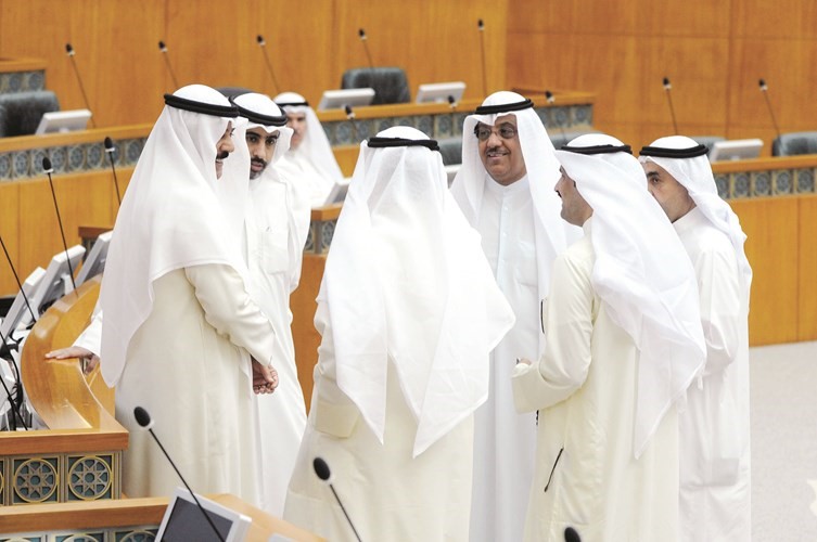 الشيخ محمد الخالد محاطا ببعض النواب