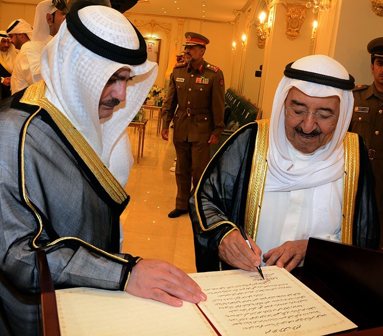 صاحب السمو موقعا في سجل الشرف لنادي ضباط الجيش ويبدو الشيخ خالد العبدالله
