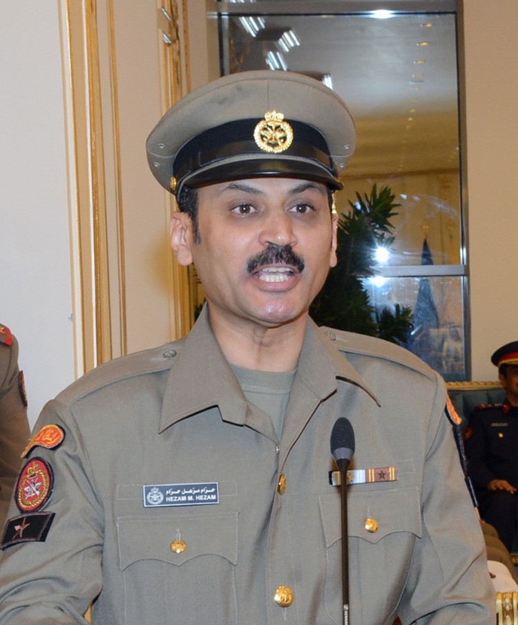 الضابط حزام مزعل الشمري ملقيا القصيدة
