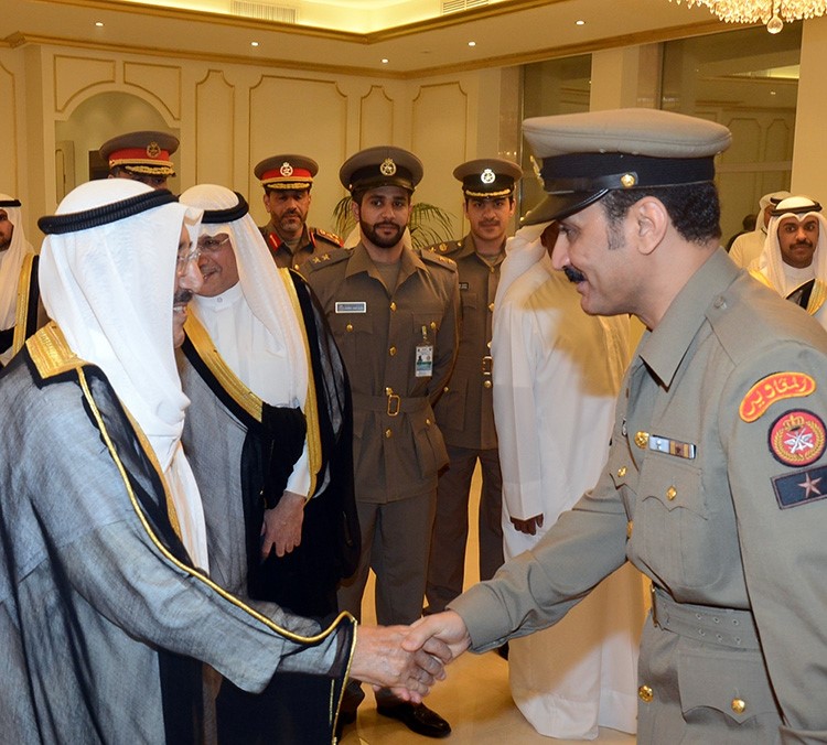سمو الامير مصافحا مستقبليه في نادي ضباط الجيش