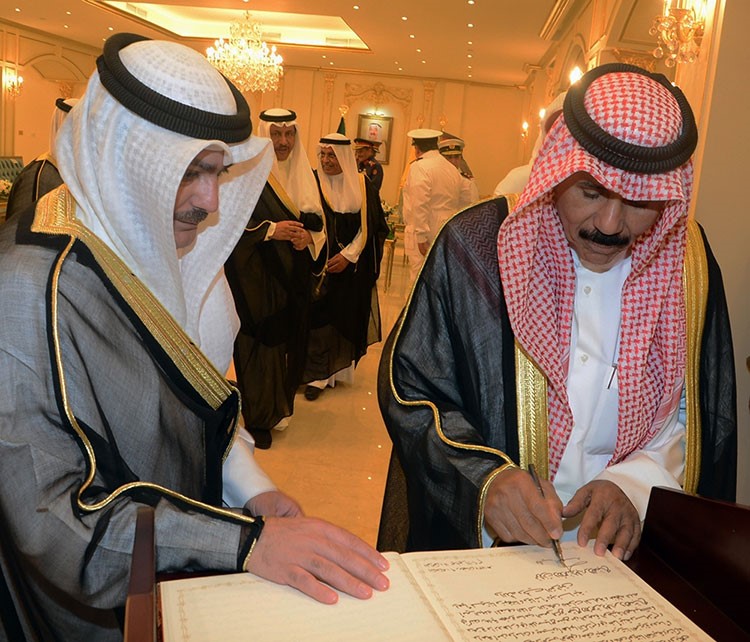 سمو ولي العهد الشيخ نواف الاحمد موقعا في سجل شرف نادي ضباط الجيش