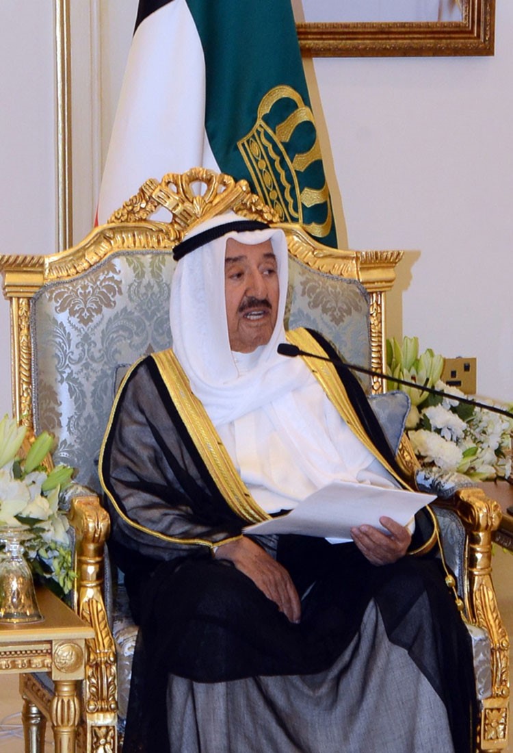 سمو الامير الشيخ صباح الاحمد ملقيا كلمته في نادي ضباط الجيش