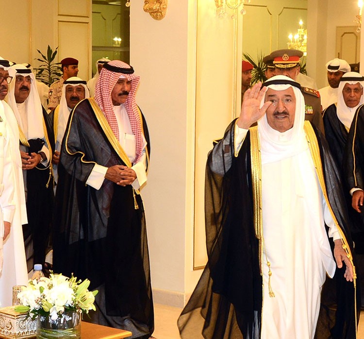 صاحب السمو الامير الشيخ صباح الاحمد محييا مستقبليه في نادي ضباط الجيش ويبدو سمو ولي العهد الشيخ نواف الاحمد والشيخ مشعل الاحمد والشيخ ناصر صباح الاحمد