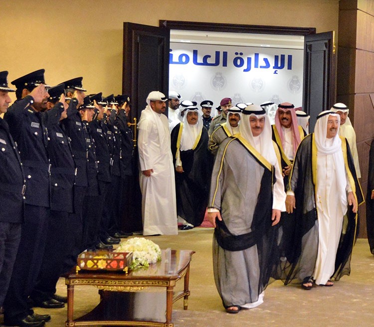 سمو الامير لحظة دخوله مبنى ادارة الاطفاء بمعية سمو ولي العهد الشيخ نواف الاحمد والشيخ مشعل الاحمد ويبدو الشيخ خالد العبدالله