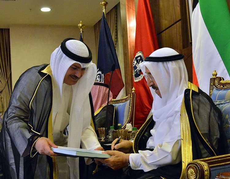 صاحب السمو يوقع على دفتر التشريفات في الادارة العامة للاطفاء
