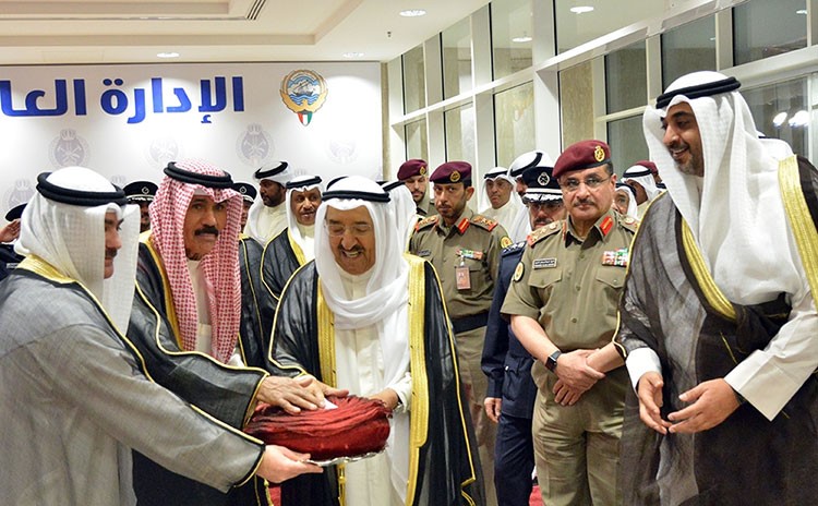 صاحب السمو الامير وسمو ولي العهد لحظة افتتاحهما المبنى الجديد للادارة العامة للاطفاء