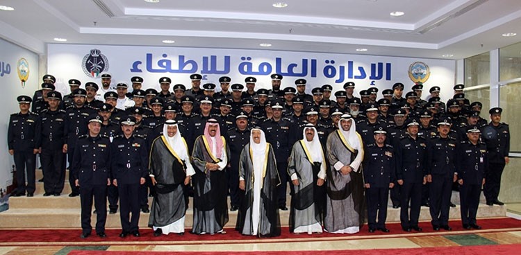 سمو الامير وسمو ولي العهد والشيخ مشعل الاحمد والشيخ جابر المبارك والشيخ محمد العبد الله يتوسطون ضباط الاطفاء