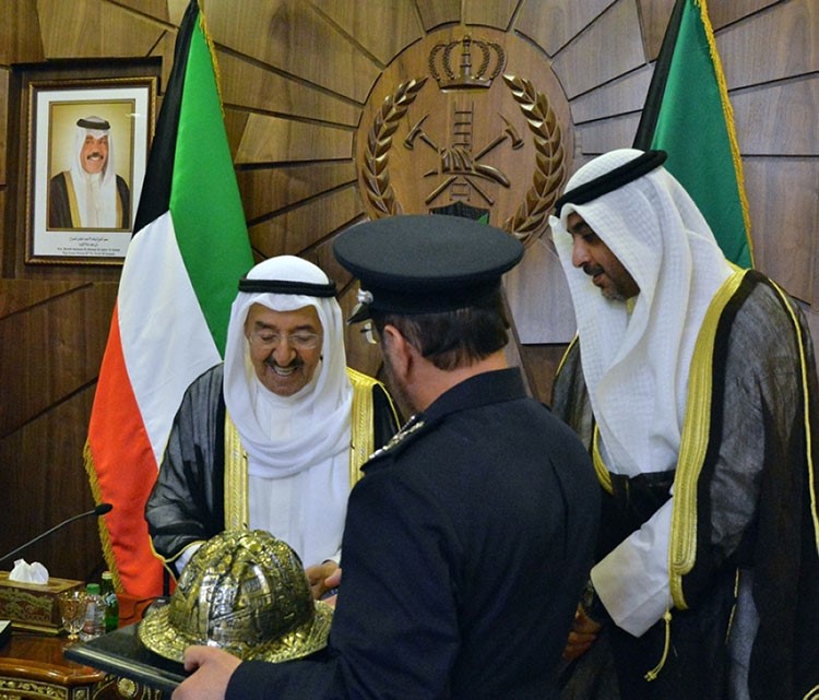 صاحب السمو الامير يتسلم هدية تذكارية عبارة عن خوذة الاطفاء