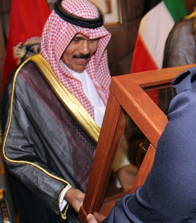 هدية تذكارية لسمو ولي العهد