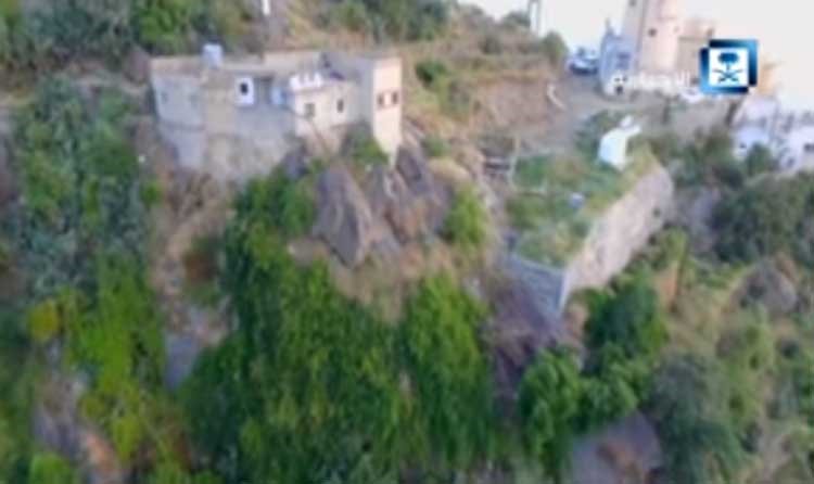بالفيديو.. إفطار عائلي بسطح منزل وسط الطبيعة الخلابة على حافة جبال فيفاء في جازان