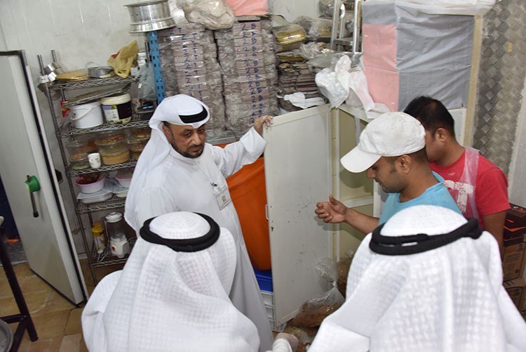  "البلدية": إتلاف 3 طن و250 كيلوغراماً من المواد الغذائية الفاسدة وغلق 4 محلات