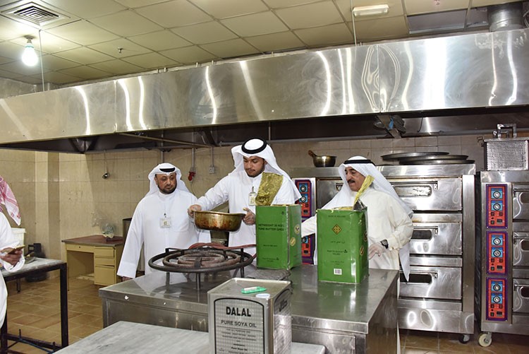  "البلدية": إتلاف 3 طن و250 كيلوغراماً من المواد الغذائية الفاسدة وغلق 4 محلات