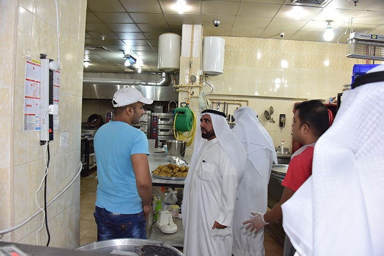  "البلدية": إتلاف 3 طن و250 كيلوغراماً من المواد الغذائية الفاسدة وغلق 4 محلات