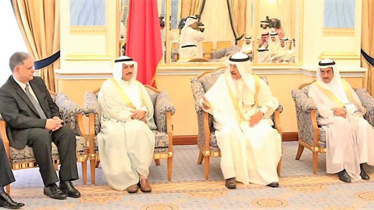 رئيس الوزراء البحريني الامير خليفة بن سلمان مستقبلا الشيخ عزام الصباح