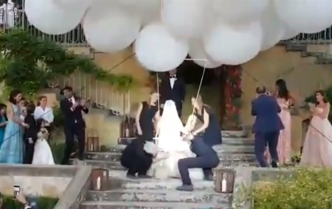 بالفيديو.. عروس لبنانية تطير مع البالونات في السماء!!