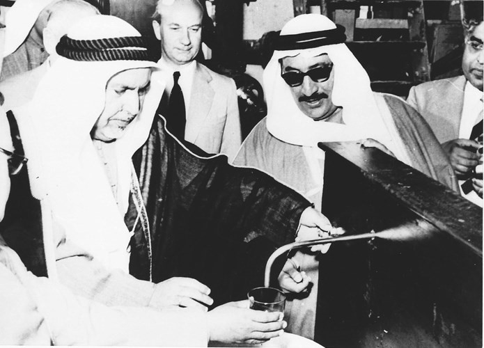 الشيخ عبدالله السالم والشيخ عبدالله المبارك يشربان من اول محطة لتحلية المياه بالكويت﻿