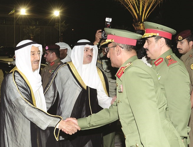 صاحب السمو الامير الشيخ صباح الاحمد مصافحا كبار ضباط الحرس﻿