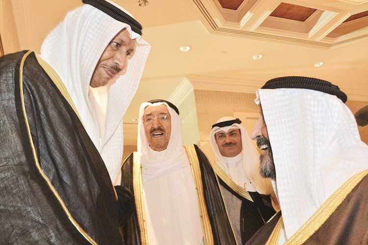  وسمو الشيخ جابر المبارك مصافحا سمو الشيخ سالم العلي﻿