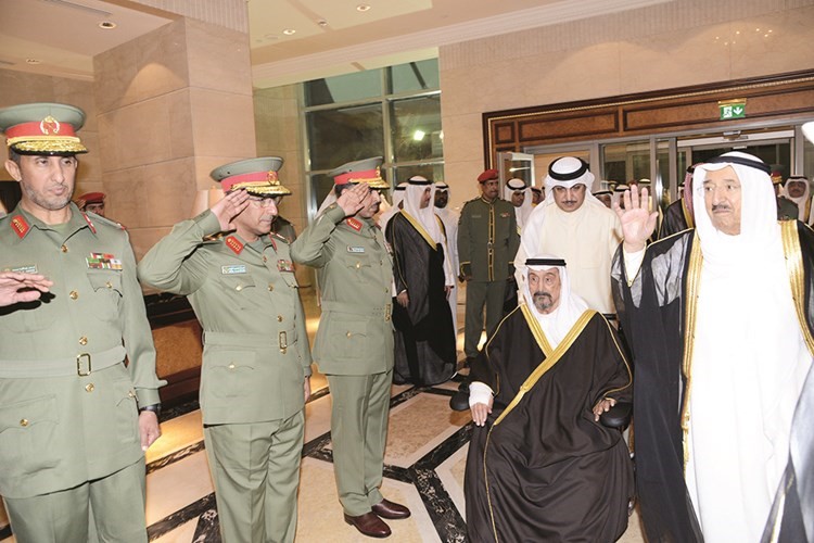 صاحب السمو الامير الشيخ صباح الاحمد محييا مستقبليه من قيادات الحرس ويبدو سمو الشيخ سالم العلي﻿