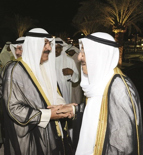 صاحب السمو لدى وصوله وفي استقباله الشيخ مشعل الاحمد﻿