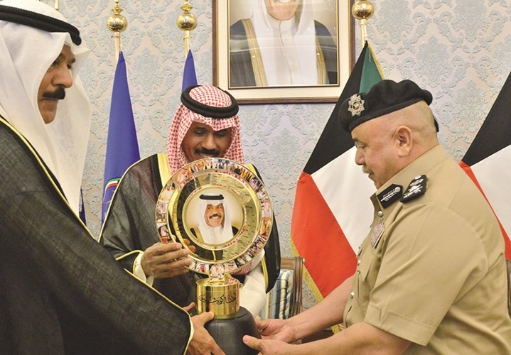 هدية تذكارية لسمو ولي العهد الشيخ نواف الاحمد﻿