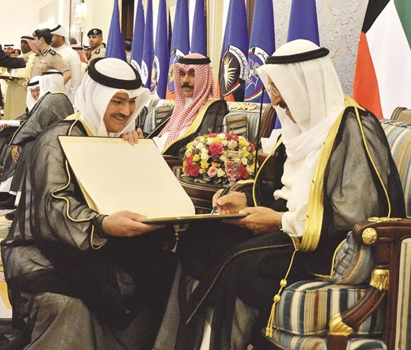 صاحب السمو الامير الشيخ صباح الاحمد يوقع في سجل الشرف ﻿