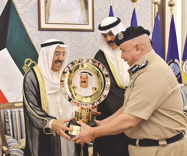 صاحب السمو الامير الشيخ صباح الاحمد يتلقى هدية تذكارية من الشيخ محمد الخالد والفريق سليمان الفهد ﻿