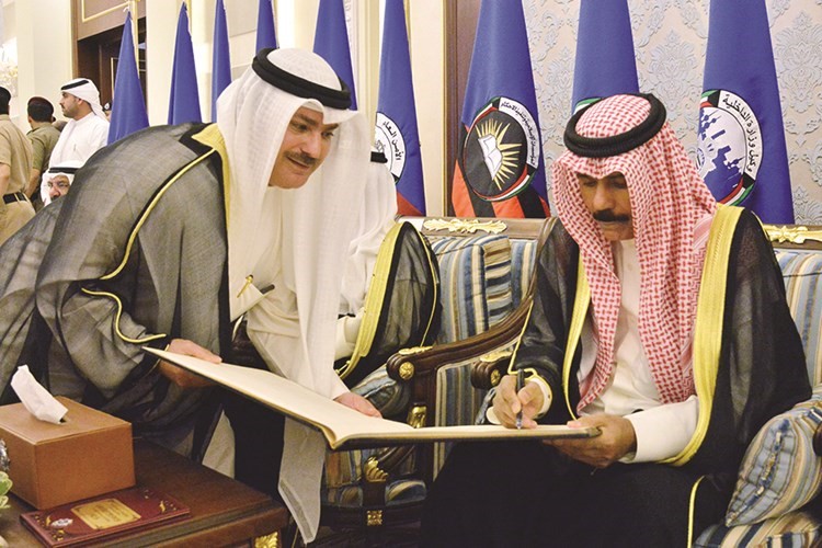 سمو ولي العهد الشيخ نواف الاحمد خلال توقيعه في سجل الشرف ﻿