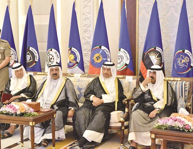 الشيخ مشعل الاحمد وسمو رئيس الوزراء الشيخ جابر المبارك والشيخ ناصر صباح الاحمد واحمد فهد الفهد ﻿