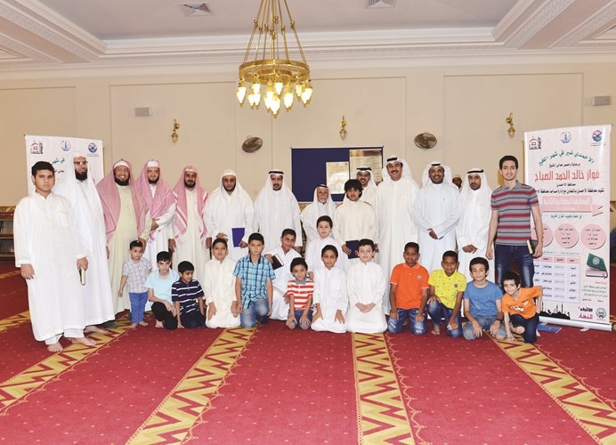 اعضاء اللجنة مع عد من المتسابقين