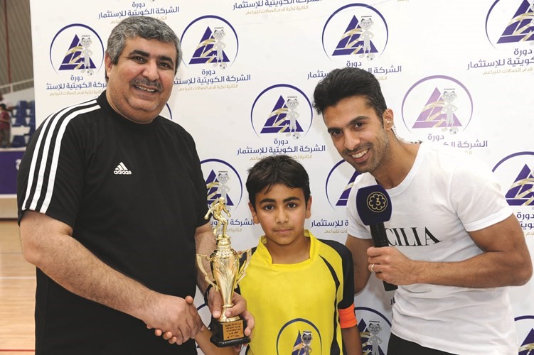 وليد علي والصالح مع افضل لاعب عمر المطر