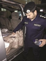 العقيد الحجرف يعثرعلى قناني الخمر بالمركبة ﻿