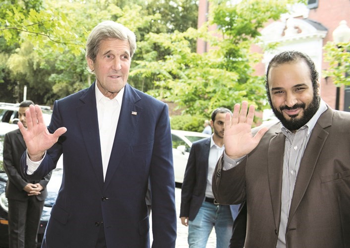 ولي ولي العهد النائب الثاني لرئيس مجلس الوزراء وزير الدفاع السعودي صاحب السمو الملكي الامير محمد بن سلمان ووزير الخارجية الاميركي جون كيري قبيل مباحثاتهما في واشنطن امس الاولافپ﻿