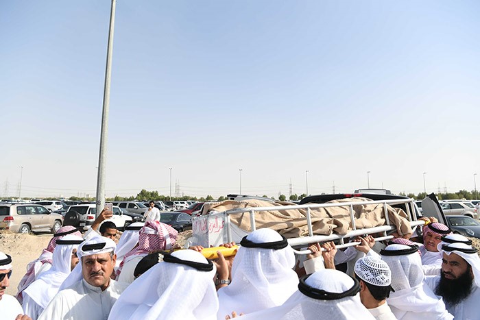 جثمان عبدالعزيز العازمي محمولا على الاعناق