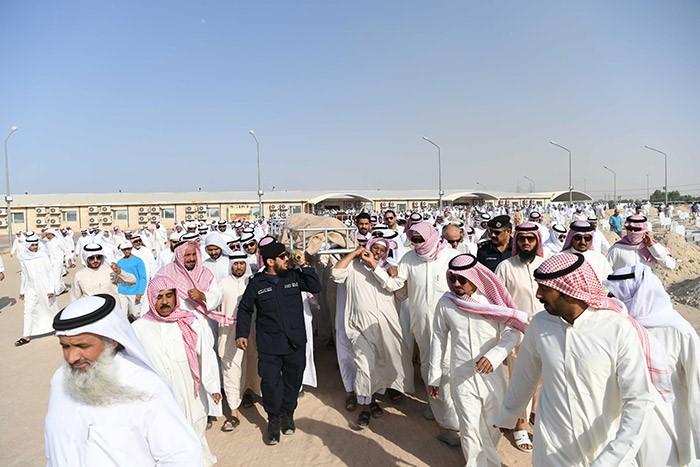 حشود تشيع الجنازة