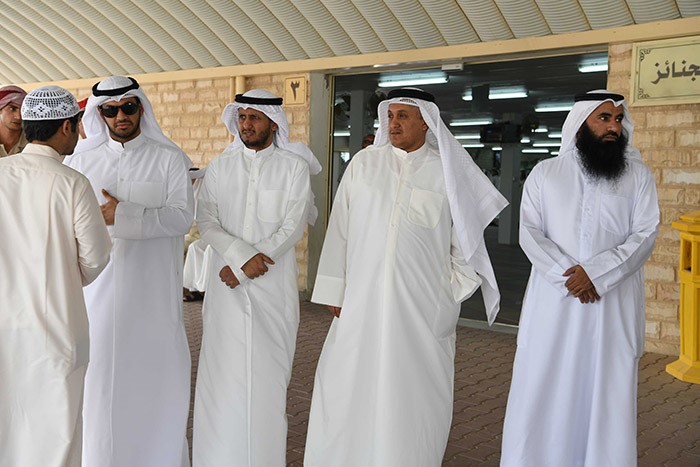 والد الطفل عبدالعزيز العازمي في استقبال المعزين قاسم باشا