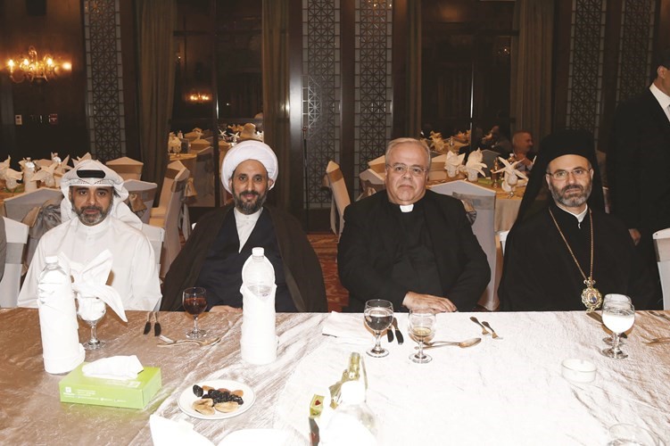 داحمد حسين يتوسط الاب ريمون عيد والمطران غطاس هزيم﻿
