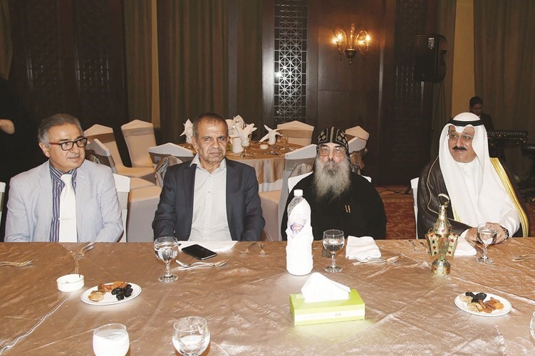 الاب بيجول يتوسط عددا من الحضور﻿