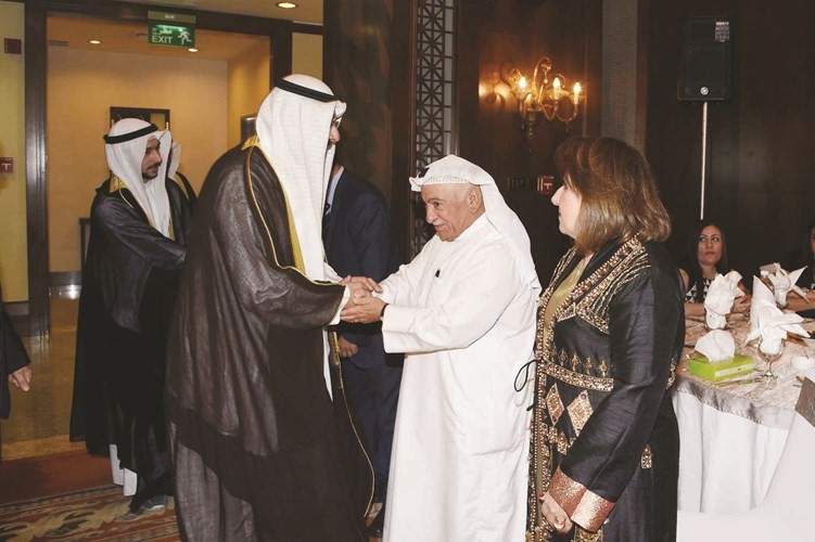 القس عمانويل غريب يستقبل المهنئين﻿